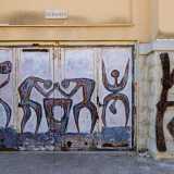 La prima, decorata da Max Velo, rappresenta quattro uomini impegnati in scene di forte tensione spirituale, che denunciano una condizione umana vissuta nel tormento e nella paura
